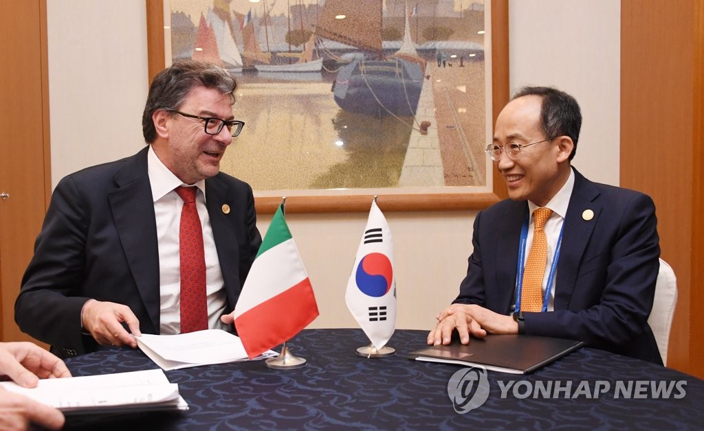 South Korean Finance Minister Choo Kyung-ho (R) meets with Italian Finance Minister Giancarlo Giorgetti in Niigata, northwest of Tokyo, on May 12, 2023, on the sidelines of a meeting of finance ministers from the Group of Seven nations, in this photo released by the South Korean finance ministry. (Yonhap)