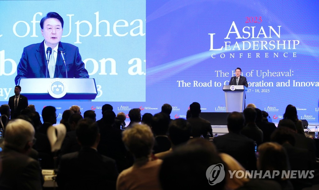 El presidente surcoreano, Yoon Suk-yeol (en el podio), pronuncia un discurso durante la ceremonia de apertura de la Conferencia de Liderazgo Asiático, organizada por el diario local Chosun Ilbo, el 17 de mayo de 2023, en un hotel de Seúl. (Foto del cuerpo de prensa. Prohibida su reventa y archivo) 