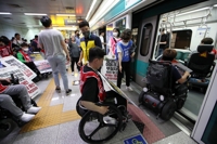 장애인단체, 광주서 지하철 휠체어 선전전·도로 행진
