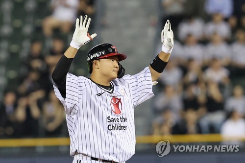 Lee Jae-won of the LG Twins celebrates his three-run double against the KT Wiz during the bottom of the fourth inning of a Korea Baseball Organization regular season game at Jamsil Baseball Stadium in Seoul in this file photo taken May 17, 2023. (Yonhap)