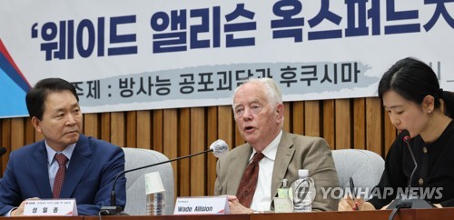 １９日、韓国与党「国民の力」が国会で開いた懇談会で講演する英オックスフォード大のアリソン名誉教授＝（聯合ニュース）