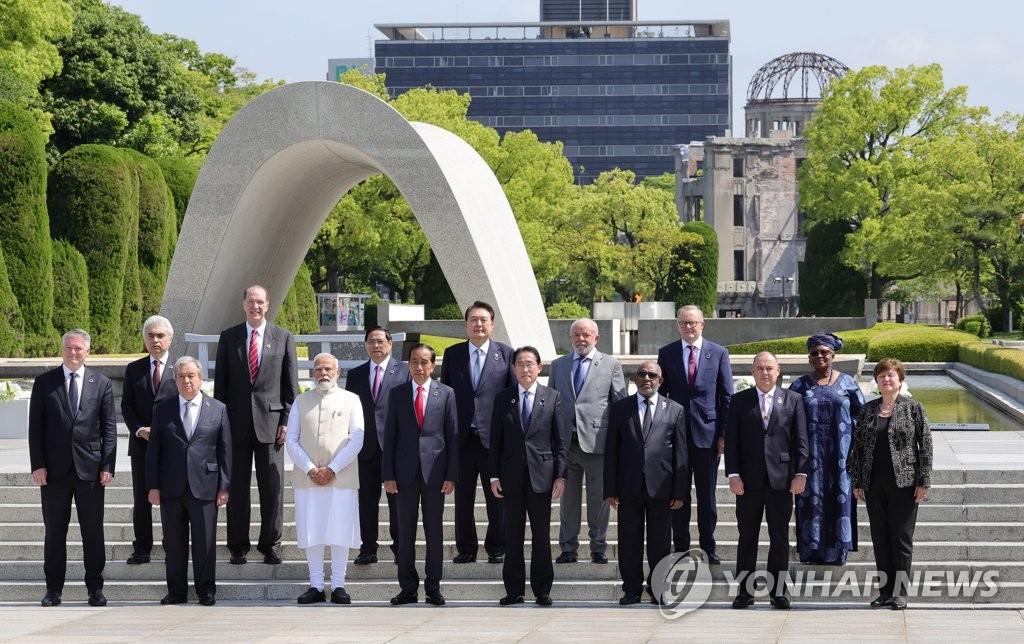 尹대통령 등 G7 참관국 정상 히로시마 원폭자료관 방문 연합뉴스 5217