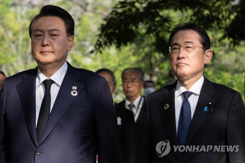 韓원폭희생자비 공동참배하는 윤석열-기시다