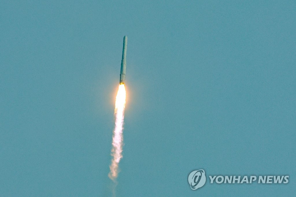 El Nuri, el cohete espacial autóctono de Corea del Sur, se eleva tras su lanzamiento, el 25 de mayo de 2023, sobre el Centro Espacial Naro, en Goheung, en la provincia Jeolla del Sur.