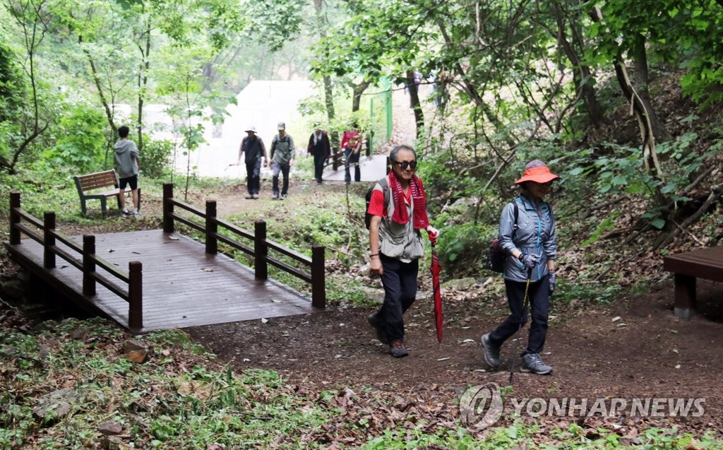 대전 장태산∼금산 진산성지 순례길 걷는 탐방객