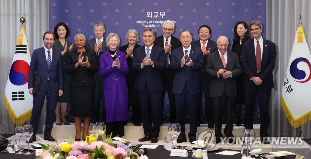 昼食会に出席した韓国の朴振外交部長官（前列中央）とエルダーズの関係者ら＝３０日、ソウル（聯合ニュース）