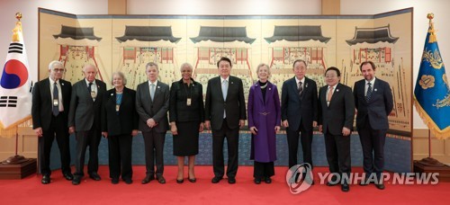 Yoon con los miembros de The Elders