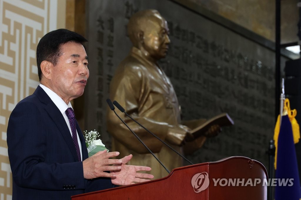 Portavoz de asamblea expresa condolencias por desastre ferroviario en India 1 Esta foto grupal del 31 de mayo de 2023 muestra al presidente de la Asamblea Nacional, Kim Jin-pyo. (Yonhap)