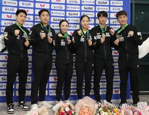 El equipo surcoreano de tenis de mesa regresa con sus medallas