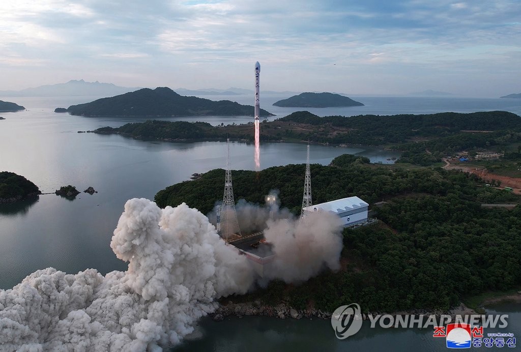북한, '실패한' 위성 발사 장면 공개