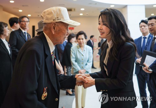 김여사, 국가유공자 기부금 전달…"영웅의 희생과 헌신 기억" 