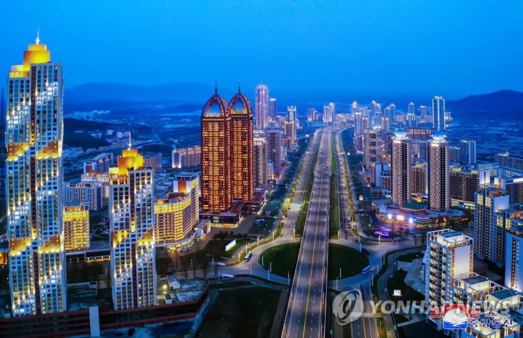منظر ليلي لشارع «هواسونغ» في كوريا الشمالية