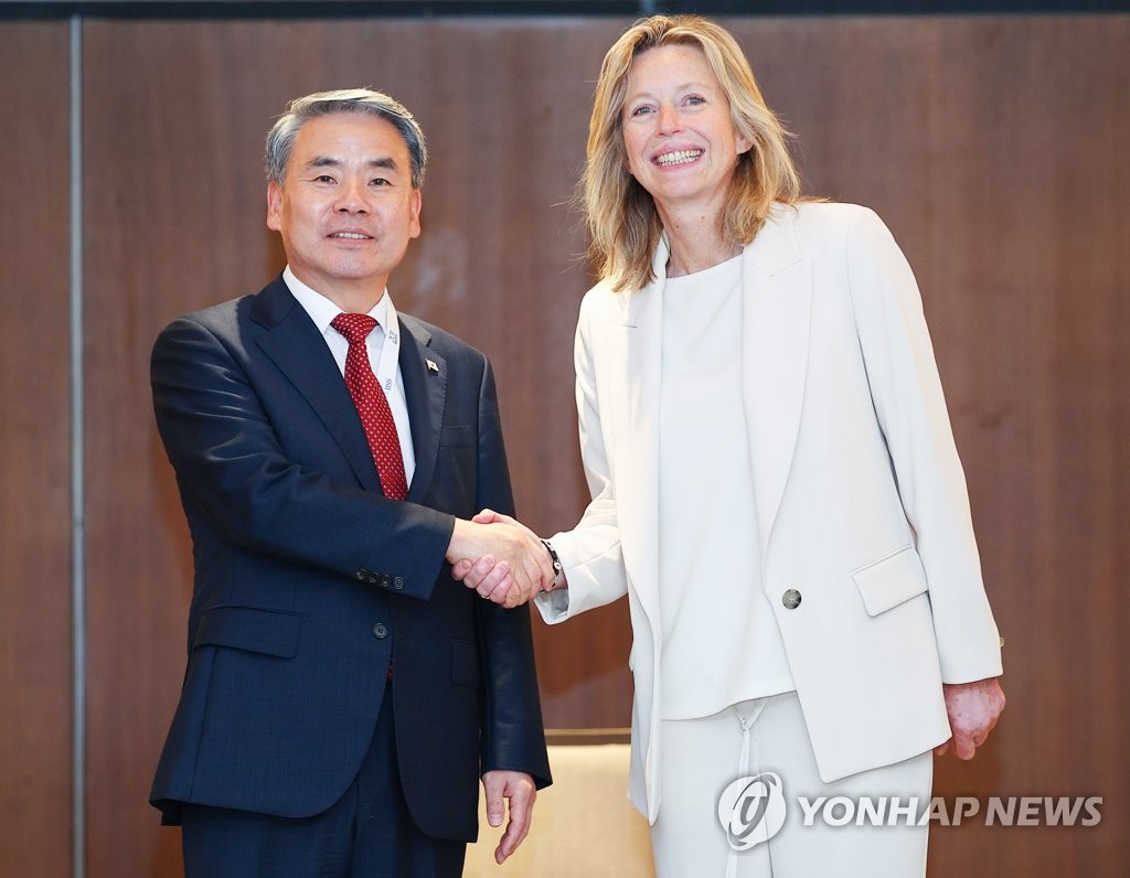 Defense Minister Lee Jong-sup (L) shakes hands with his Dutch counterpart, Kajsa Ollongren, as they meet for talks on the margins of the Shangri-La Dialogue in Singapore on June 3, 2023. (Yonhap)