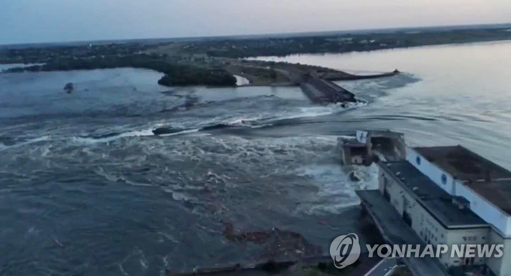 포탄으로 파괴된 헤르손주 카호우카댐…우·러는 책임 부인