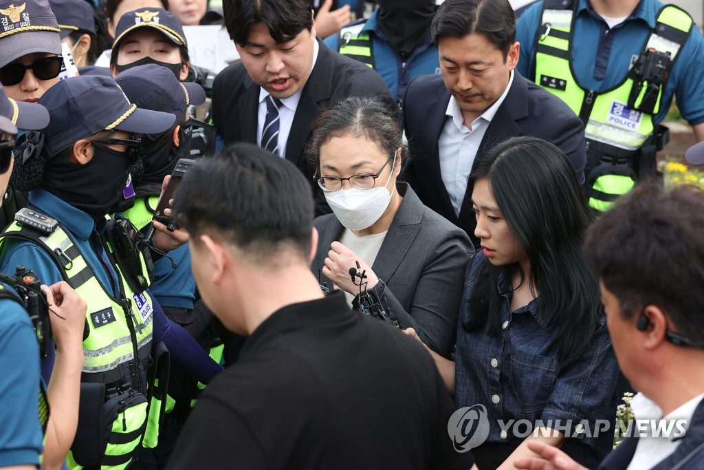 '석방 뒤 출근·잠행' 용산구청장 월급 수령…논란 '불씨'