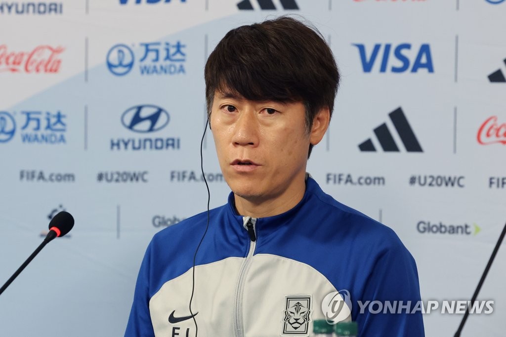 South Korea head coach Kim Eun-jung speaks at a press conference at La Plata Stadium in La Plata, Argentina, on June 7, 2023, the eve of the semifinal match against Italy at the FIFA U-20 World Cup. (Yonhap)