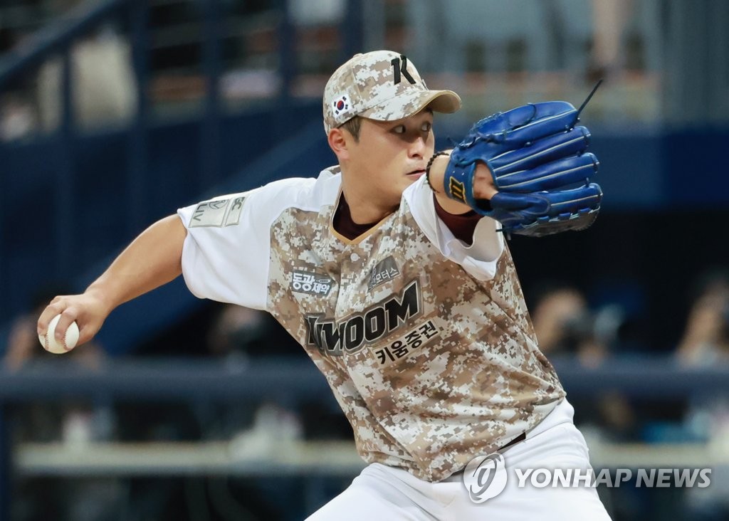 Kiwoom Heroes starter Choi Won-tae pitches against the LG Twins during the top of the sixth inning of a Korea Baseball Organization regular season game at Gocheok Sky Dome in Seoul on June 8, 2023. (Yonhap)