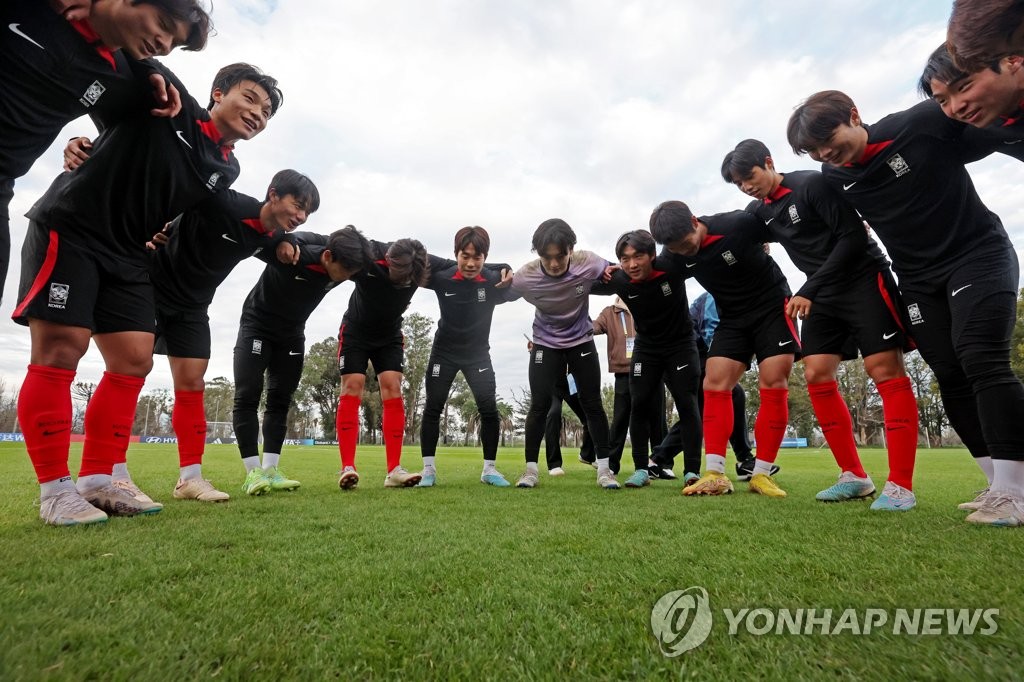 South Korean players huddle up after a training session for the FIFA U-20 World Cup at Estancia Chica training complex in La Plata, Argentina, on June 10, 2023. (Yonhap)
