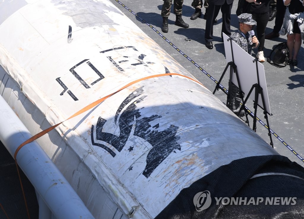 Los restos rescatados de un cohete espacial norcoreano se exhiben en la cubierta del ROKS Gwangyang en la Segunda Flota de la Marina en Pyeongtaek, 60 kilómetros al sur de Seúl, el 16 de junio de 2023. (Foto de grupo) (Yonhap)
