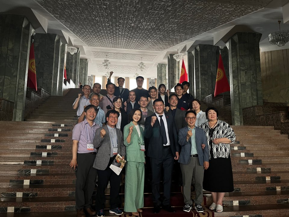 키르기스스탄 국회 방문한 밥상공동체 연탄은행 관계자들