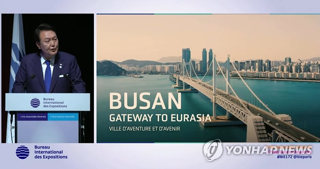 President Yoon Suk Yeol gives a presentation to promote South Korea's bid to host the 2030 World Expo in its southeastern city of Busan, at the 172nd general assembly of the Bureau International des Expositions, the international body in charge of overseeing the Expo, in Issy-les-Moulineaux, near Paris, on June 20, 2023. (Yonhap)