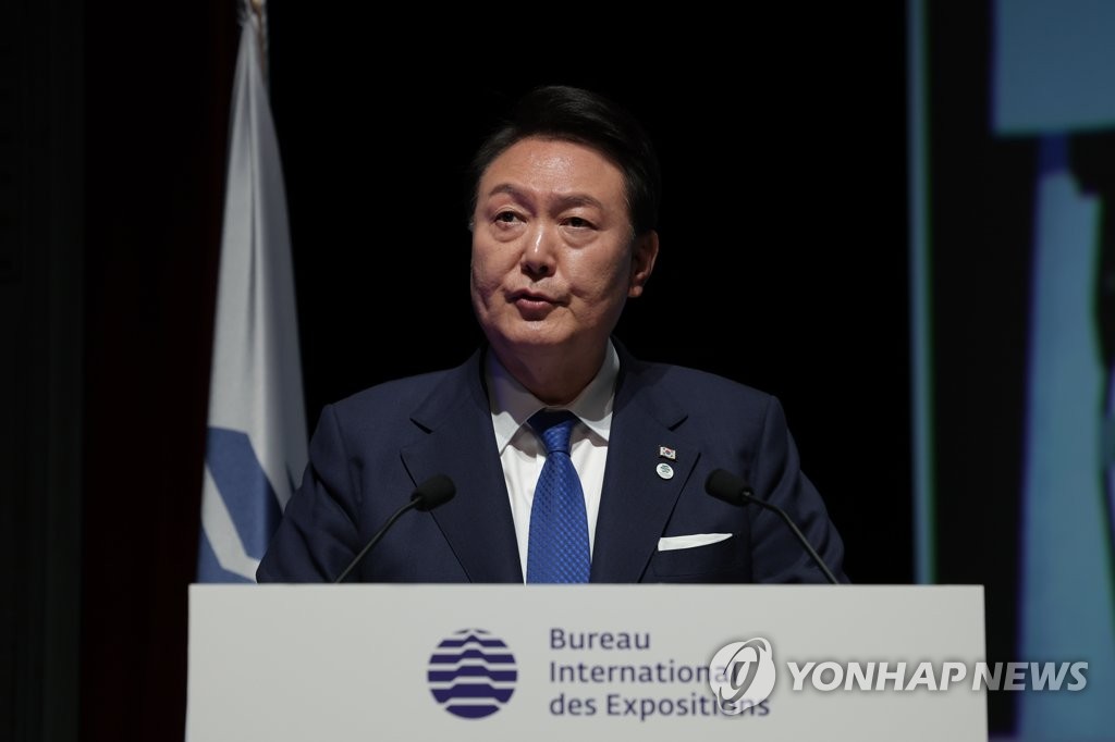 South Korean President Yoon Suk Yeol gives a presentation at a general assembly of the Bureau International des Expositions in Issy-les-Moulineaux, near Paris, on June 20, 2023. (Pool photo) (Yonhap)