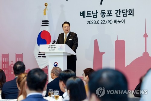 22nd June, 2023. Yoon meets S. Korean residents in Vietnam South Korean  President Yoon Suk Yeol (L) and his wife, Kim Keon Hee, are greeted by  children during a meeting with South