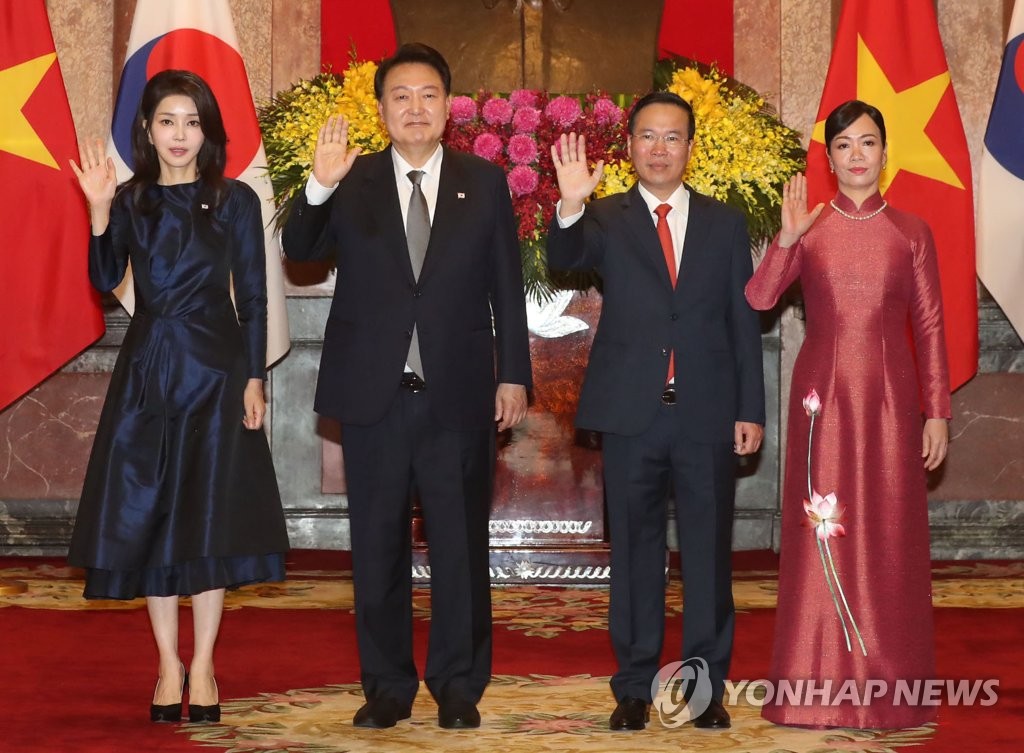 South Korean President Yoon Suk Yeol (2nd from L) and his wife, Kim Keon Hee (L), pose for a photo with Vietnamese President Vo Van Thuong (2nd from R) and his wife, Phan Thi Thanh Tam, during their meeting at the presidential palace in Hanoi on June 23, 2023. (Yonhap)