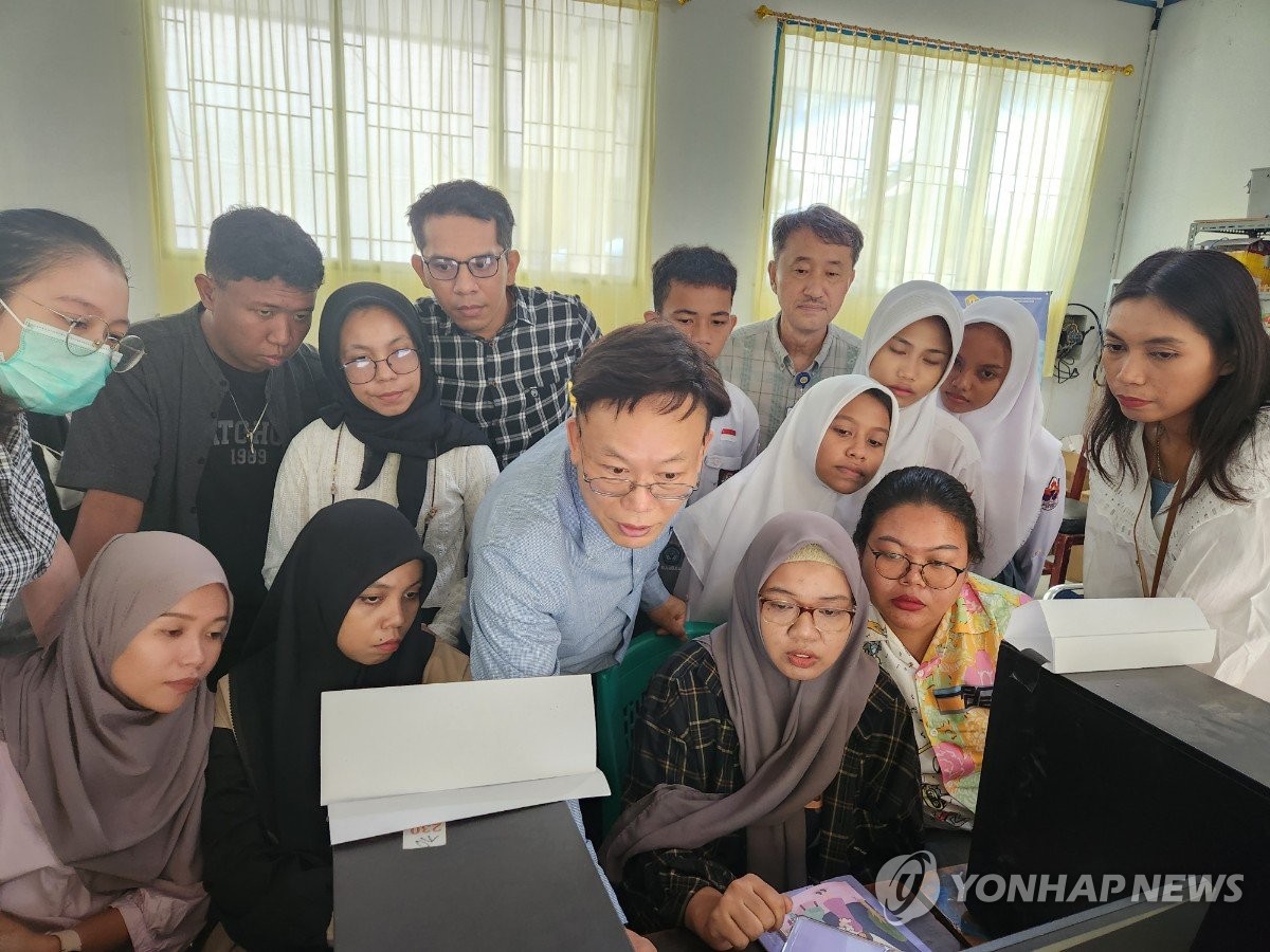 프로그램을 교육하는 강정현 대표