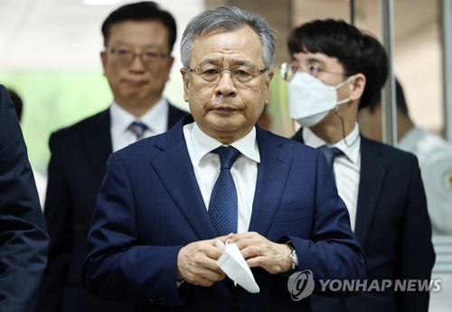 검찰 "박영수 '안정적·확실한 대가' 요구"…법원 "다툼 여지"