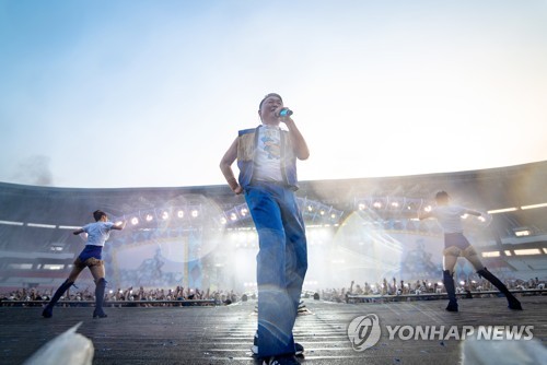 한여름 무더위 시원하게 가른 물줄기…2023 싸이 '흠뻑쇼'