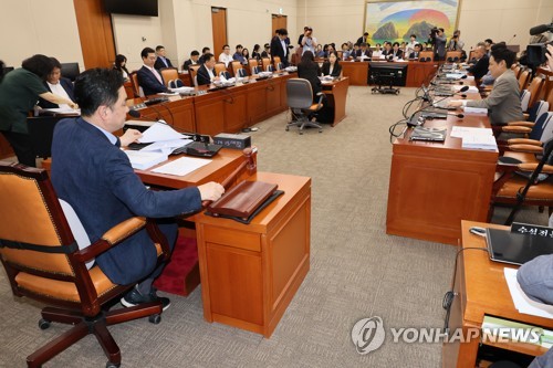 野, '민주유공자법' 정무위 소위서 단독 의결…與 반발·퇴장