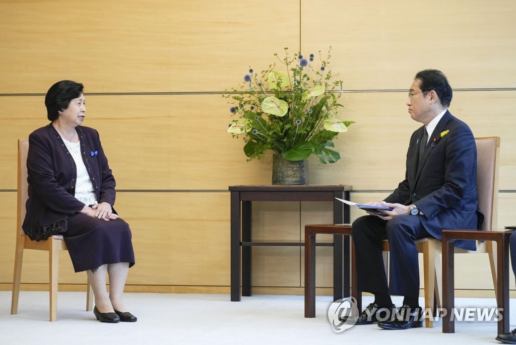 기시다 일본 총리와 납북 피해자 소가 히토미  [교도 연합뉴스 자료사진]