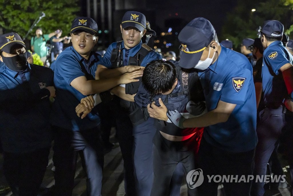 '강제해산' 비정규직 단체 "경찰, 폭력으로 집회 자유 박탈"