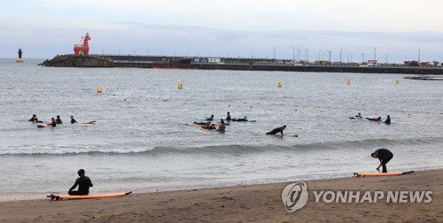 장마 주춤, 전국 '찜통'…대천해수욕장 10만명 몰려
