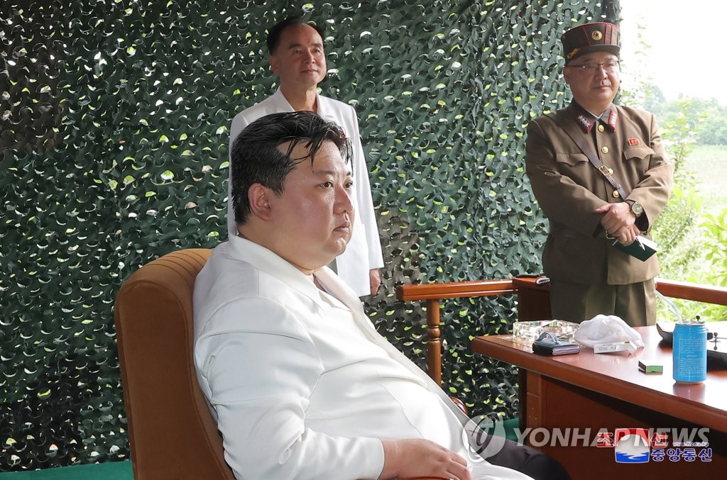 Esta foto, publicada por la Agencia Central de Noticias de Corea del Norte el 13 de julio de 2023, muestra al líder de Corea del Norte, Kim Jong-un, dirigiendo una guía de campo para un lanzamiento de prueba de un misil balístico intercontinental de combustible sólido Hwasong-18 el día anterior.  (Para uso exclusivo en la República de Corea. Sin redistribución) (Yonhap)