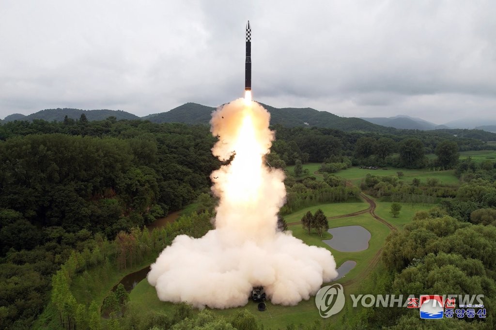 Corea del Norte dispara un misil balístico intercontinental (ICBM) de combustible sólido Hwasong-18 el 12 de julio de 2023, en esta foto publicada por la Agencia Central de Noticias oficial de Corea del Norte.  El líder norcoreano, Kim Jong-un, dirigió el lanzamiento y el misil voló 1.001 kilómetros durante 4.491 segundos a una altitud máxima de 6.648 kilómetros antes de caer al Mar del Este, dijo el Norte.  (Para uso exclusivo en la República de Corea. Sin redistribución) (Yonhap)