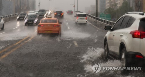서울 쌍문동서 폭우에 전신주 쓰러져 2123가구 정전(종합)