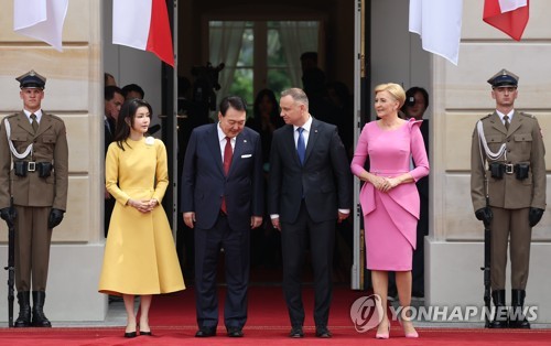 尹대통령, 두다 폴란드 대통령에 무궁화 대훈장 수여