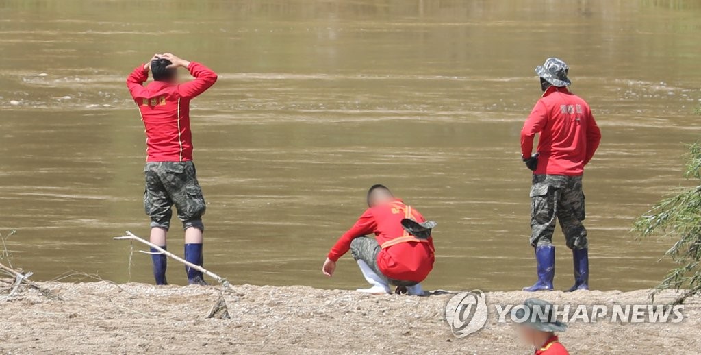 그날에 갇힌 유족…채상병 순직 2주기, 책임자 없는 비극