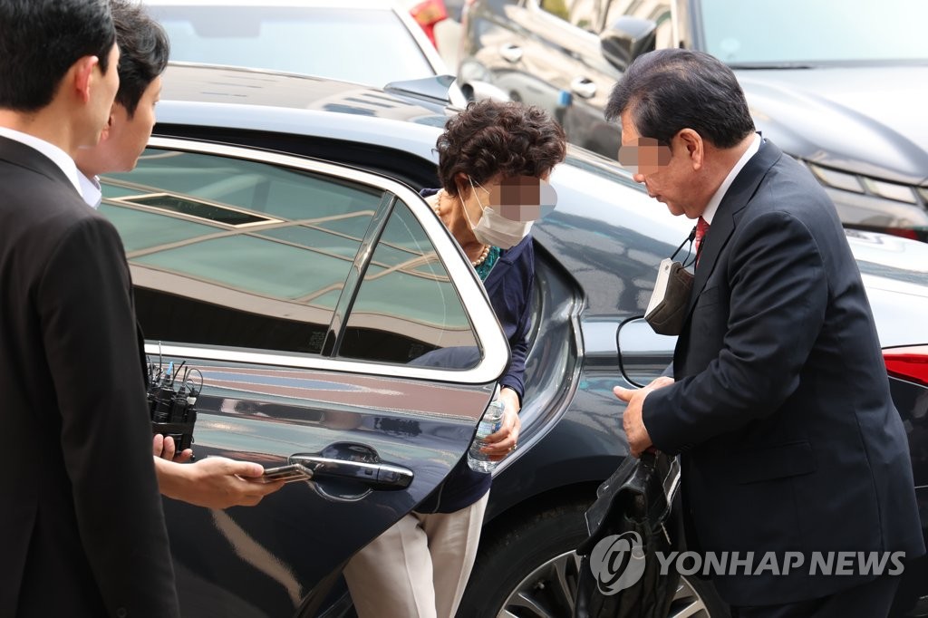 윤대통령 장모 '잔고증명' 항소심서 법정구속…"억울하다"쓰러져