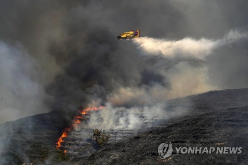 거대 산불 휩싸인 그리스·이탈리아서 인명피해 속출