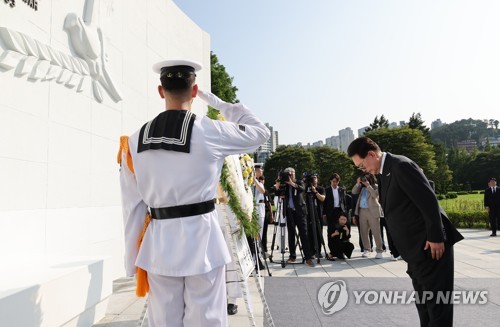 Yoon pays respects to fallen soldiers at U.N. cemetery in Busan