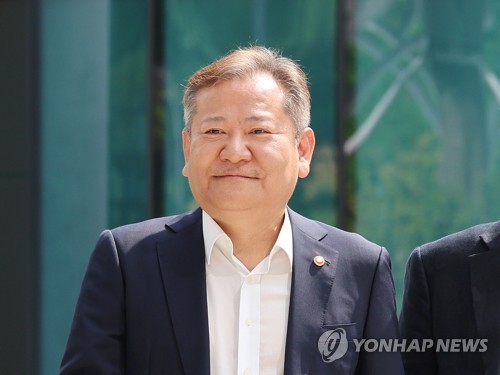이상민 장관, 행안부 새 청사 입주행사 대신 나무심기