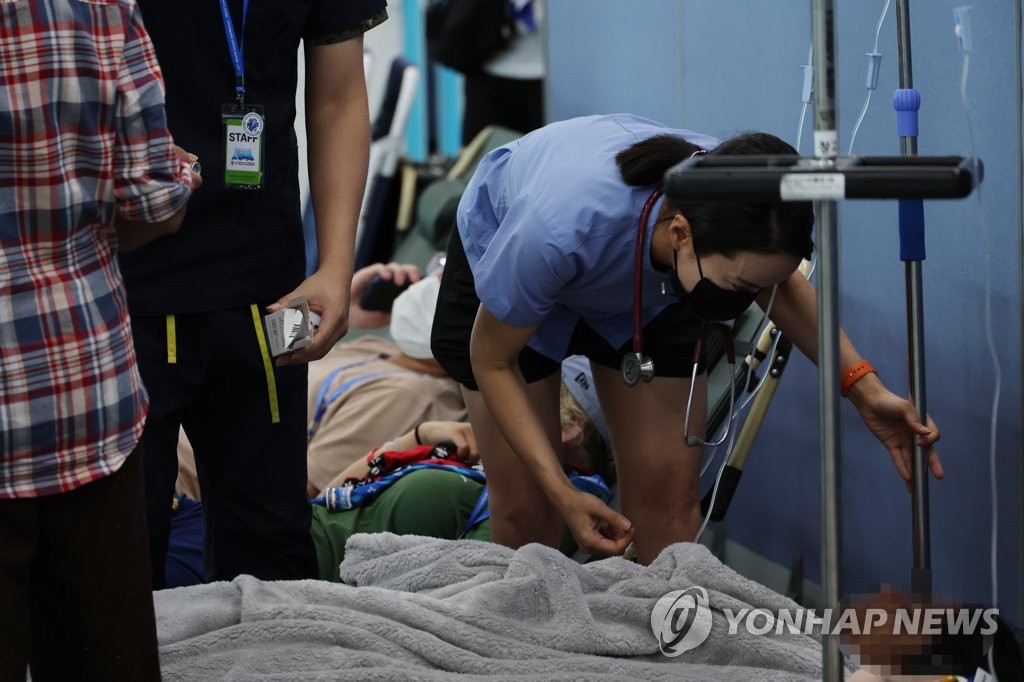 [르포] 연신 구급차에 실려오는 온열질환자…잼버리 병원 '포화'
