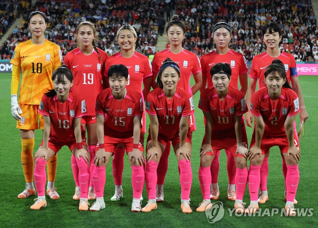 기념 촬영을 하는 여자 축구 대표팀