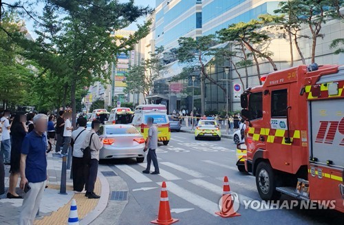 분당 AK백화점서 '묻지마 흉기 난동'…시민 14명 부상