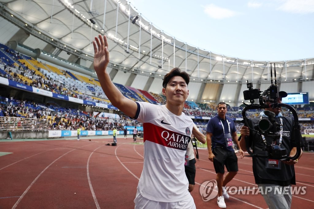 Lee Kang-in of Paris Saint-Germain acknowledges fans at Busan Asiad Main Stadium in the southeastern city of Busan after a 3-0 win over Jeonbuk Hyundai Motors in their friendly match on Aug. 3, 2023. (Yonhap)