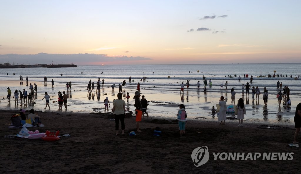 열대야에 해수욕장 찾은 피서객들