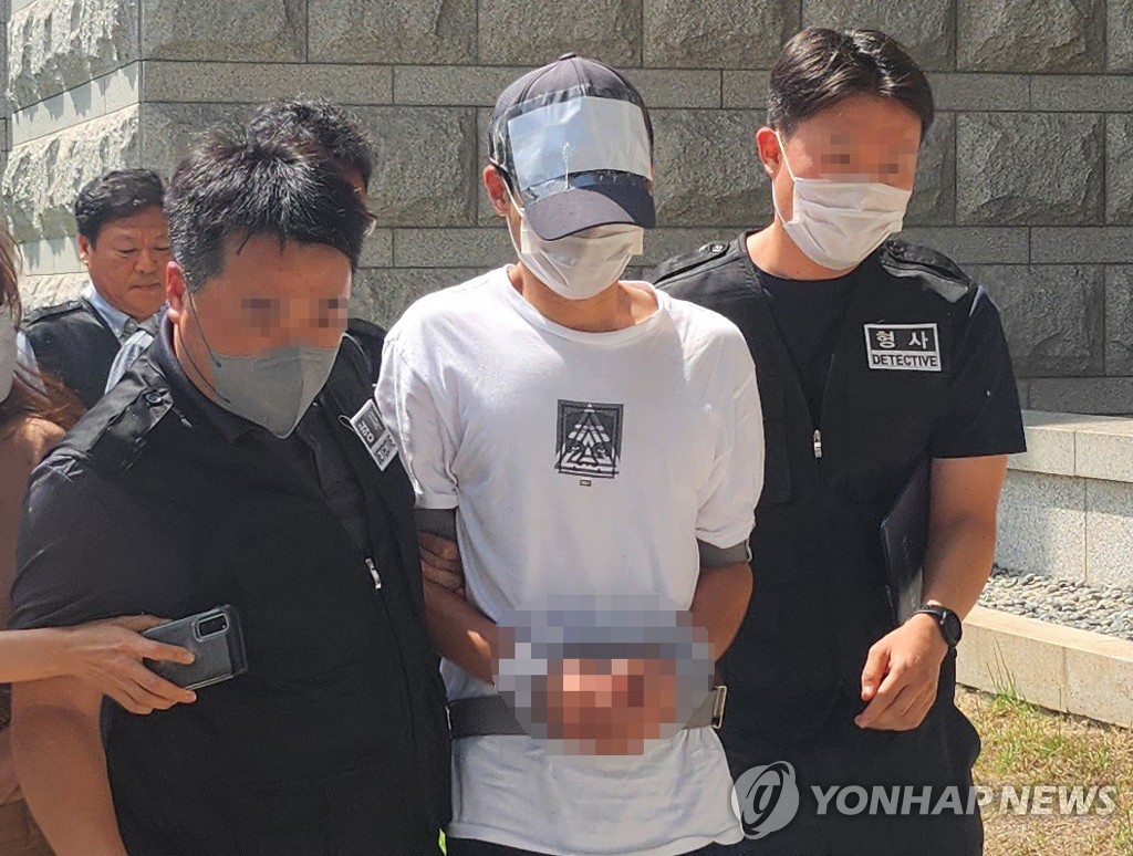 교사 흉기로 찌른 20대 영장실질심사 출석